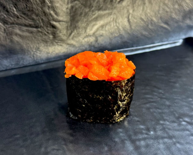 Фото Гункан с острым лососем